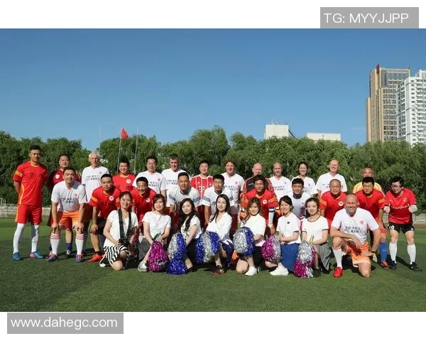 足球人合影背后的故事与情感凝聚展现了团队精神与友谊的力量