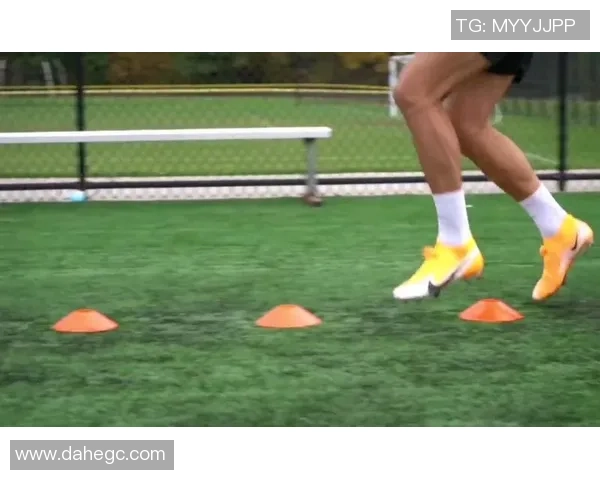 提升足球运动员灵敏性的全面训练方法与技巧分享 提升足球运动员灵敏性的全面训练方法与技巧分享