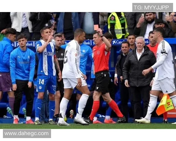 足球明星因偷窃丑闻引发舆论风暴球迷反应不一引发热议 足球明星因偷窃丑闻引发舆论风暴球迷反应不一引发热议